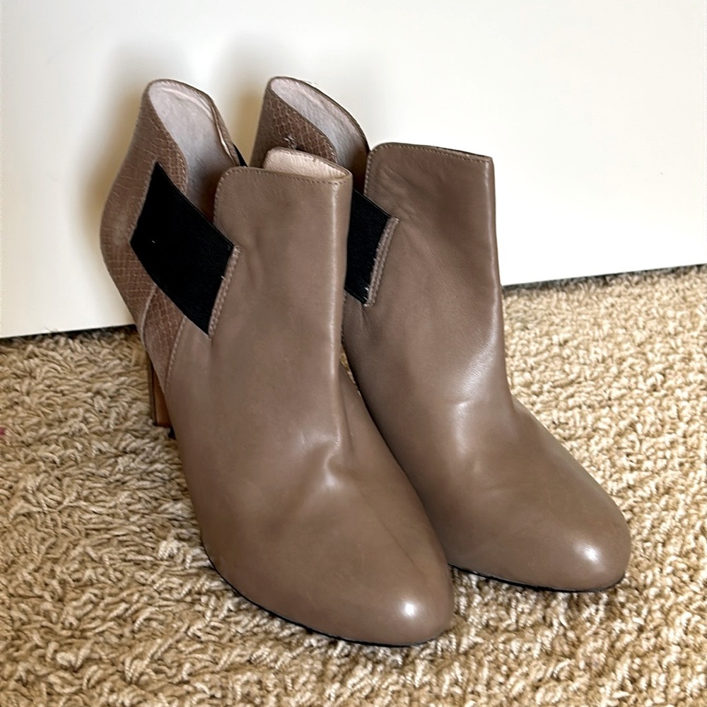 Vince Camuto Arianah taupe leather heeled booties- NEW Sz 10